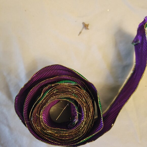 Lot of Purple Bows And Iridescent Ribbon - Picture 10 of 10